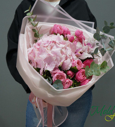 Bouquet with pink hydrangea and peony-type roses Silvia Pink, ''Cocktail'' photo 394x433